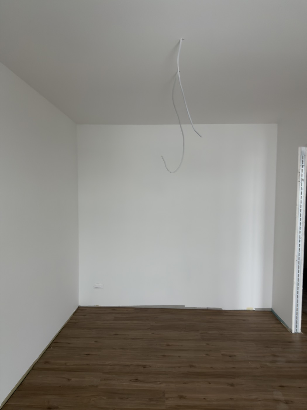 Fertige Wohnung mit gespachtelten und gestrichenen Wänden, bezugsfertig