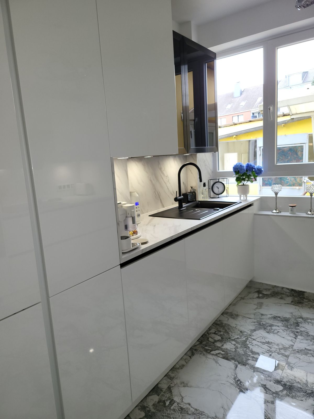 Moderne Küche mit Marmor und schwarzen Geräten