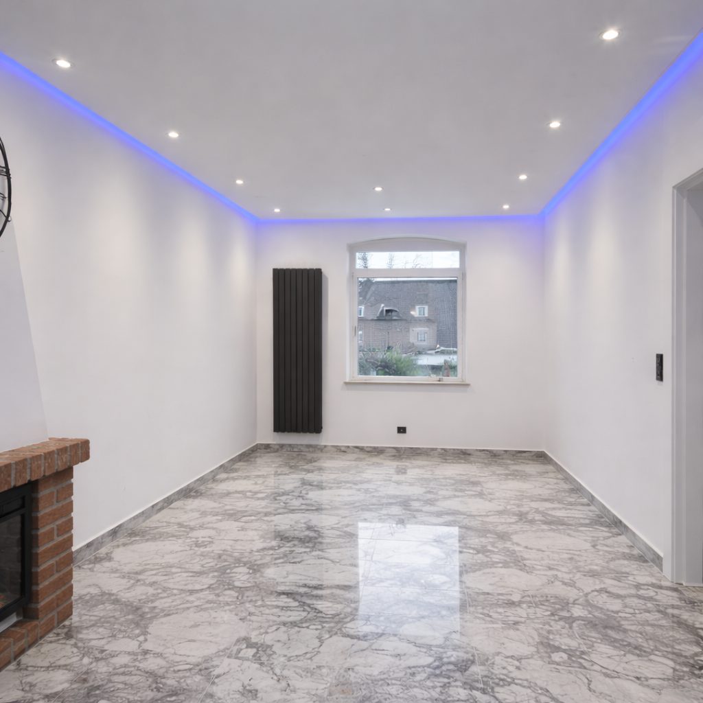 Premium-Flur mit indirekter LED-Beleuchtung und Marmorboden