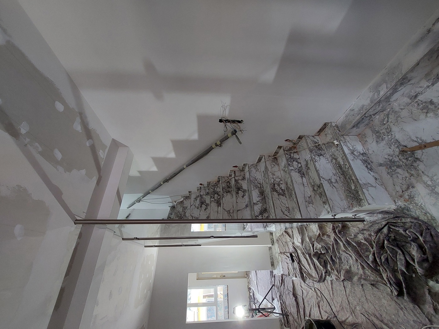 Marmortreppe mit Glasgeländer im Aufbau