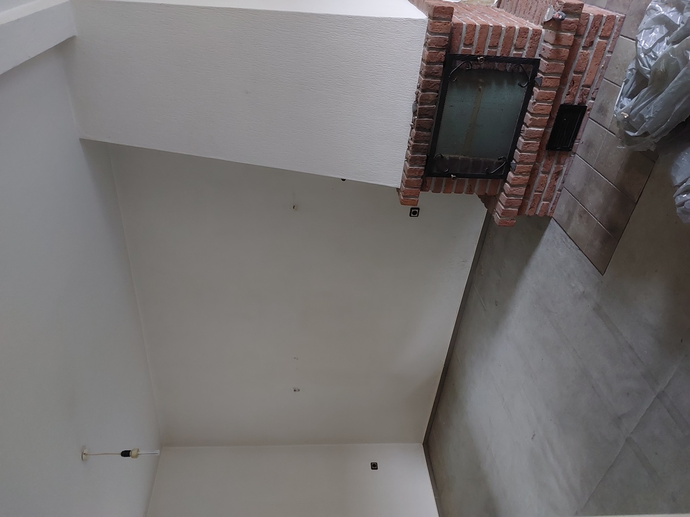 Altes Wohnzimmer mit Backsteinkamin vor der Renovierung
